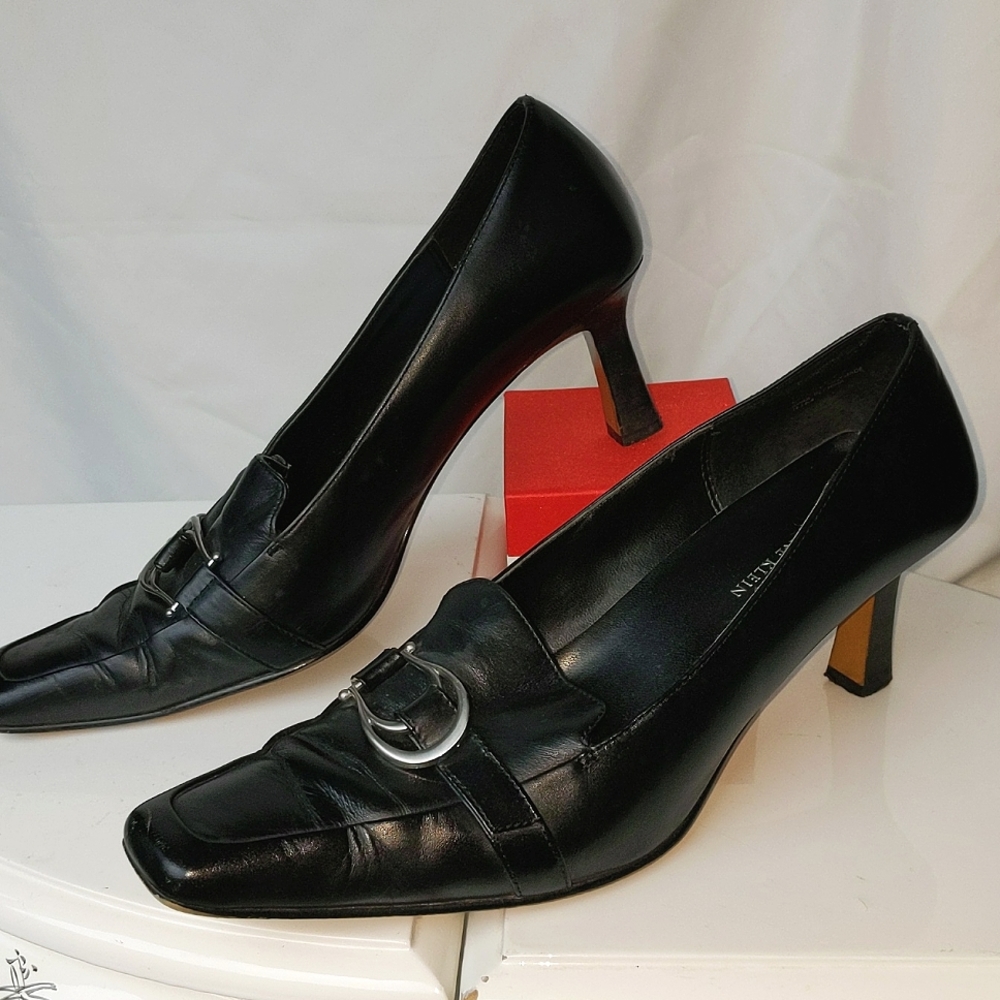 AK ANNE KLEIN IFLEX black leather pointy toe high heel pumps silver hardware
